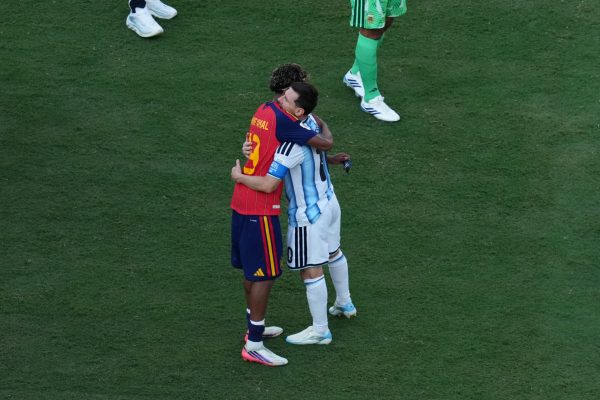Messi e Yamal se abraçam após vitória da Espanha na Copa do Mundo 2026