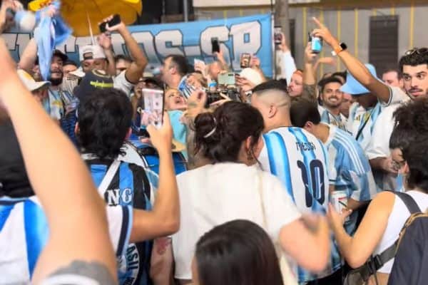 Argentinos festejam em SP após derrota para Espanha na final da Copa