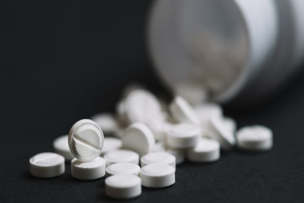 Uso de aspirina no infarto agudo pode salvar vidas, mas requer cautela