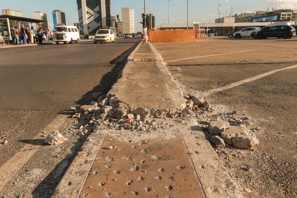 Calçadas quebradas e insegurança: situação do estacionamento da Rodoviária após 1 ano de concessão