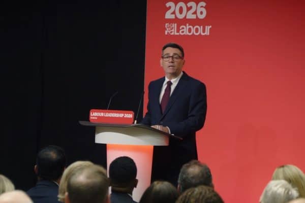 Andy Burnham assume como novo premiê do Reino Unido com foco em apelo popular