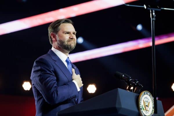 JD Vance torna-se o 1º vice-presidente dos EUA a ter filho durante mandato em 156 anos