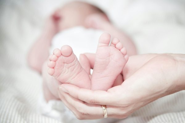 Tráfico de bebês: 19 condenados na Indonésia e Singapura; suspeita de 34 bebês traficados