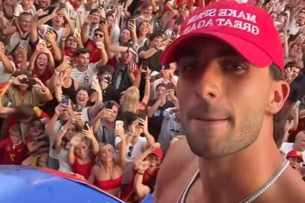 Ferran Torres viraliza com boné inspirado em Trump após vitória na Copa do Mundo