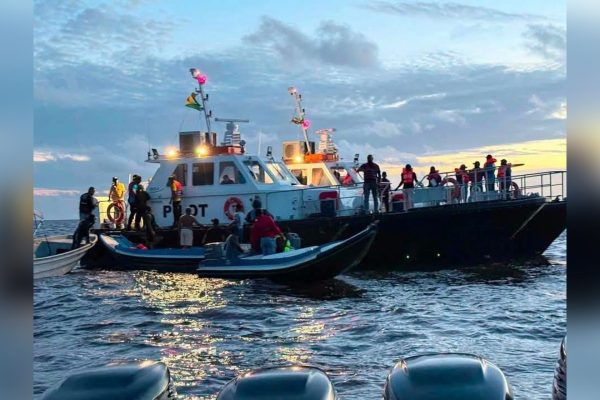 Naufrágio de balsa na Guiana resulta em 27 mortos e 83 desaparecidos; capitão sob custódia