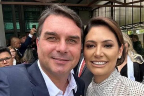 Flávio Bolsonaro pede desculpas a Michelle dois dias antes da convenção do PL