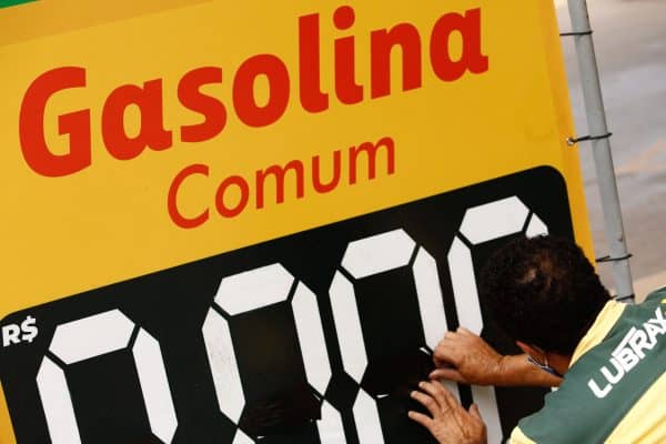 Governo prolonga subsídio de R$ 0,44 por litro de gasolina por mais 30 dias