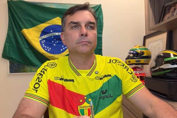 Flávio Bolsonaro acusa Lula de negligenciar produtos brasileiros em live