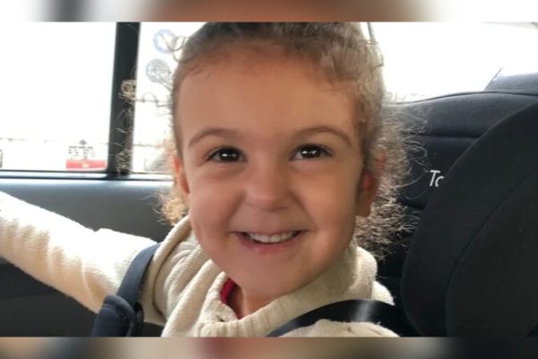 Menina de 4 anos com doença rara busca tratamento nos EUA para recuperar movimentos