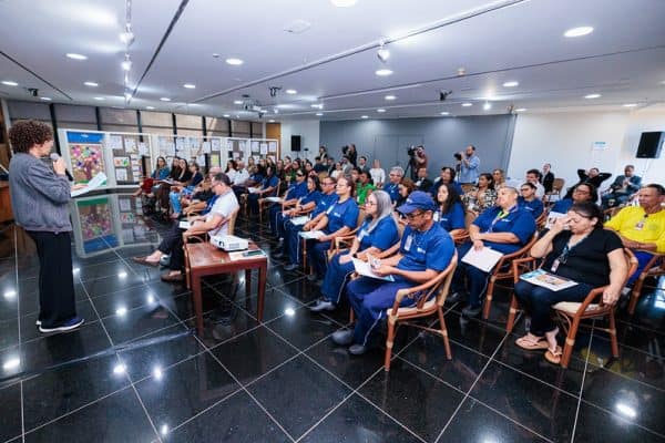 Terceirizados da PGR recebem certificados de alfabetização em cerimônia