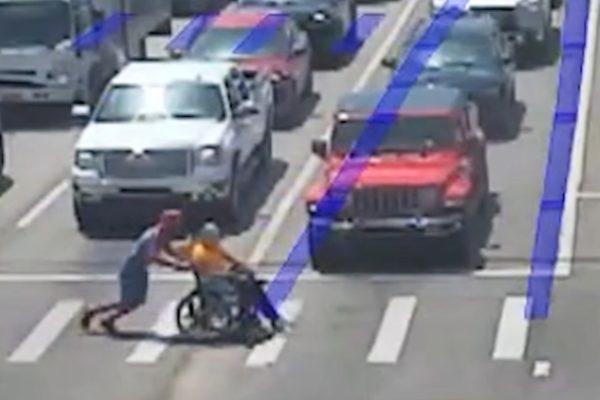 Jovem vestido de Homem-Aranha auxilia cadeirante em cruzamento nos EUA