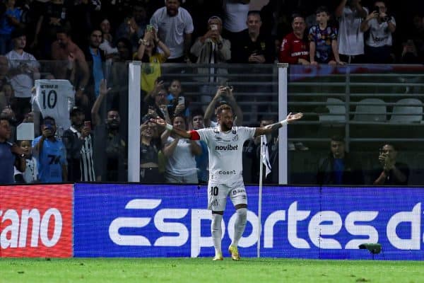 Neymar Jr. responde à imprensa sobre suposta cobrança no vestiário