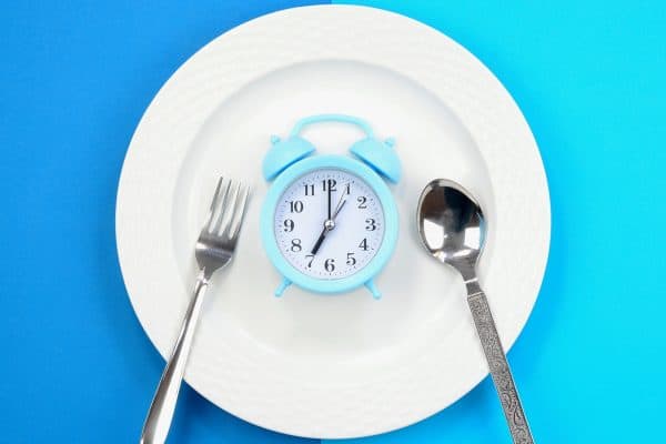 Estudo sugere que comer em até 9 horas diárias pode beneficiar o cérebro na velhice