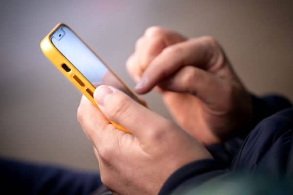 Mulher de 65 anos cai em golpe de R$ 4,6 mil após conhecer homem em grupo no Facebook