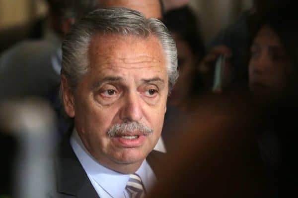 Fernández critica Milei após tentativa frustrada de visitar Bolsonaro
