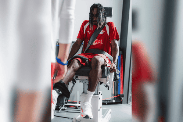 Yan Diomande, alvo do Real Madrid, retorna ao RB Leipzig após férias