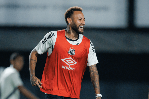 Neymar retorna ao Santos para treino antes da Copa Sul-Americana