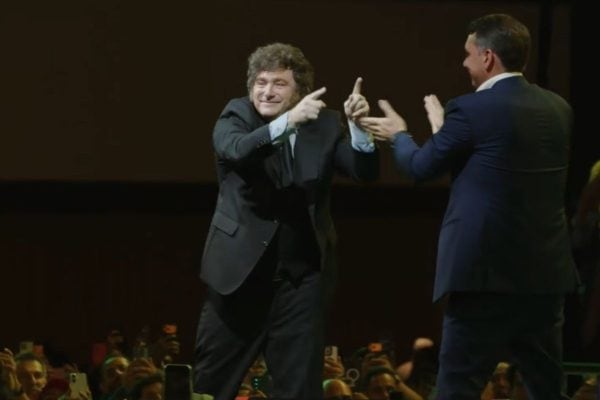 PT pede investigação sobre participação de Javier Milei em evento de Flávio Bolsonaro