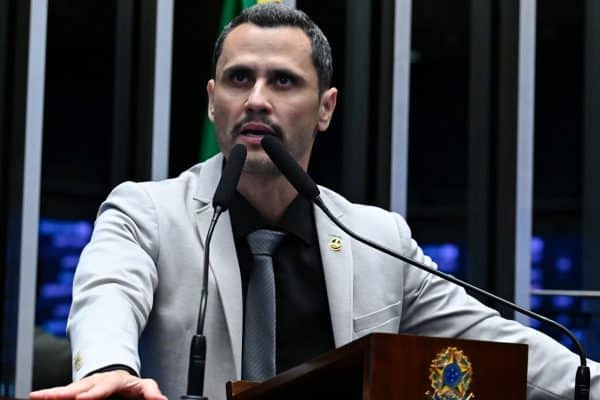 Cleitinho Azevedo ainda não decide candidatura e PL enfrenta tensões em MG