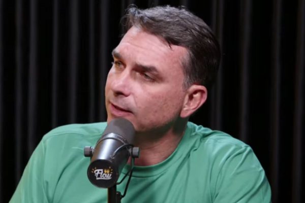 Flávio Bolsonaro deve depor à PF nesta terça-feira por calúnia contra Lula