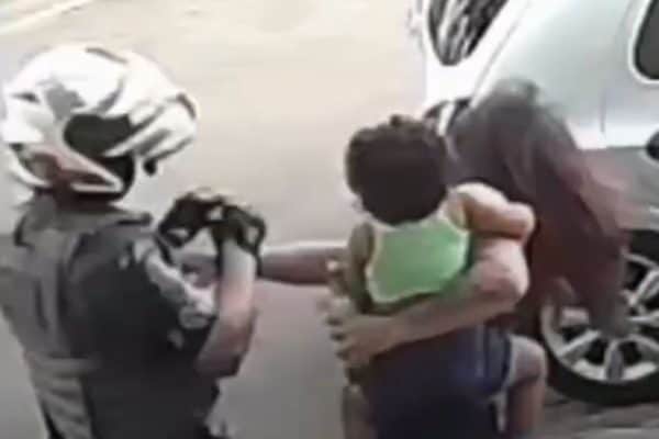 Mulher com bebê no colo agride PM e é derrubada com soco no rosto em Sorocaba