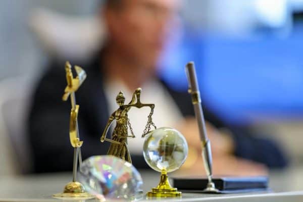 Justiça de MG anula justa causa por quatro minutos extras de trabalho
