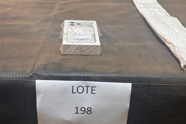 Leilão da Receita Federal em SP oferece IPhone 17 Pro Max por R$ 4 mil