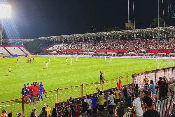 Torcedor autista é barrado em estádio por usar short verde; avô compra outro para entrada