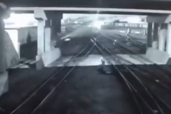 Quatro adolescentes falecem após perseguição policial nos EUA; carro cai de ponte e colide com trem