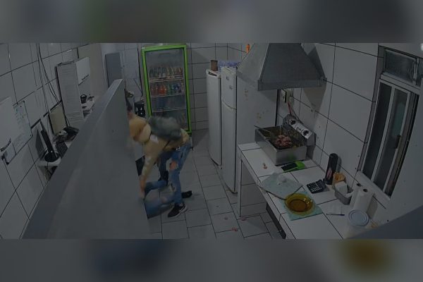 Suspeito de agredir funcionária de drive-in morre em confronto com a PM em Curitiba