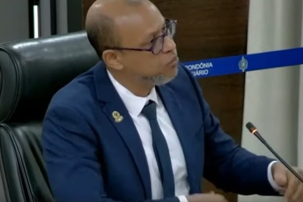 Ex-juiz Robson José dos Santos é acusado de emprestar celular a presos