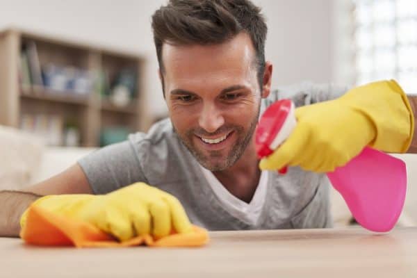 Homens que ajudam nas tarefas domésticas aumentam a atração: conheça o choreplay