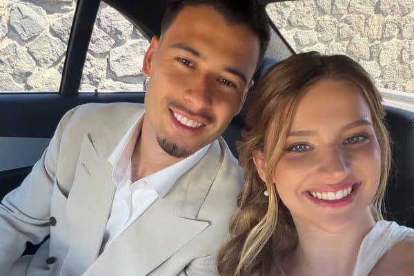 Gabriel Martinelli e Isabella Rousso se unem em cerimônia discreta em Santorini