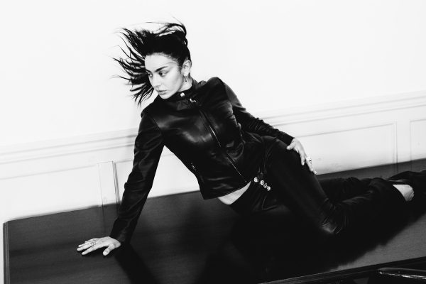 Charli XCX explora música, moda e cinema em novo curta-metragem