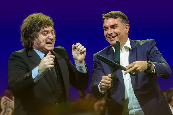 PT entra na Justiça por vídeo de Flávio com Milei, Lula e Janja