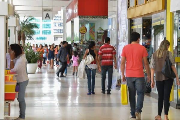 IBGE: Comércios do DF e GO pagam os menores salários da região Centro-Oeste