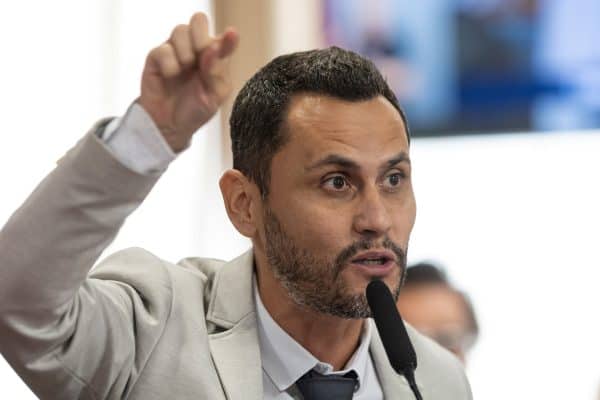 Cleitinho Azevedo enfrenta barreiras para trocar de partido nas eleições de 2026