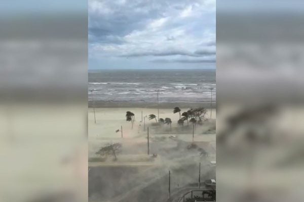Ventos de 100 km/h causam estragos no litoral de SP; gabinete de crise é enviado