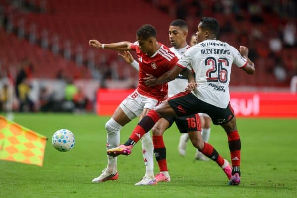 Tudo igual no RS: Internacional e Flamengo empatam em jogo do Brasileirão