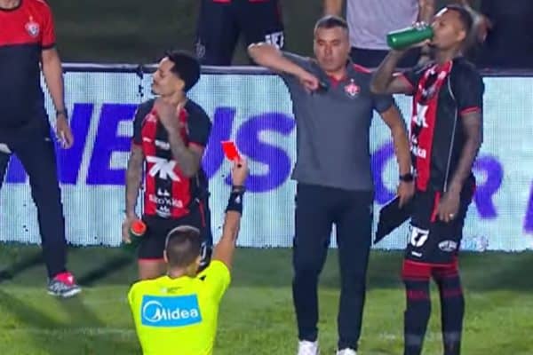 Vitória tem dois jogadores expulsos em menos de 2 minutos contra Palmeiras