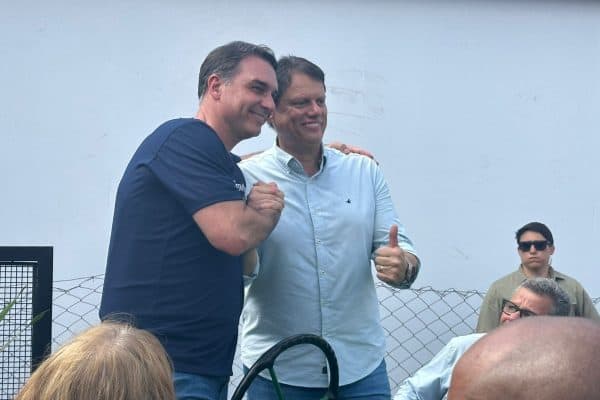 Flávio Bolsonaro deve comparecer à convenção que oficializa Tarcísio