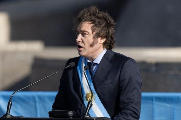 Decreto de Milei proíbe entrada de estrangeiros com discurso de ódio contra argentinos