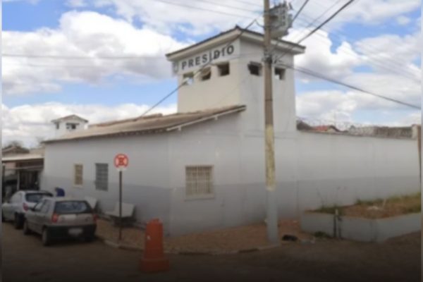Seis presos escapam de presídio em MG durante conferência de rotina