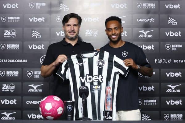 Danilo Pereira é apresentado no Botafogo e veste a camisa 9