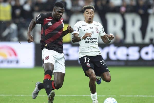 Corinthians e Athletico-PR empatam sem gols e mantêm posições no Brasileirão