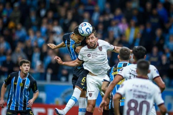 Torcida do Grêmio protesta após eliminação e clama por Renato Gaúcho