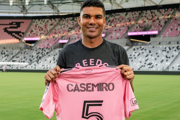 Casemiro elogia Messi, chamando-o de “Deus do futebol”, e celebra escolha pelo Inter Miami