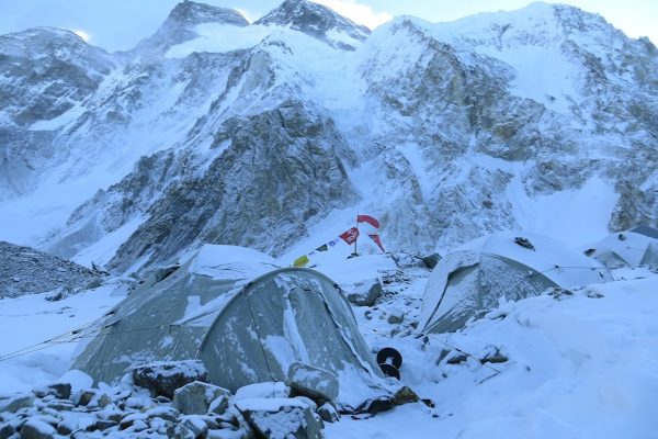 Dez alpinistas desaparecem após avalanche no Broad Peak; duas mortes confirmadas
