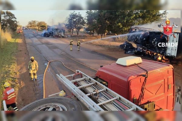Incêndio na DF-130: Carretas de Algodão São Destruídas pelas Chamas