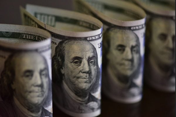 Dólar tem leve alta com petróleo em alta e dívida pública crescente no Brasil